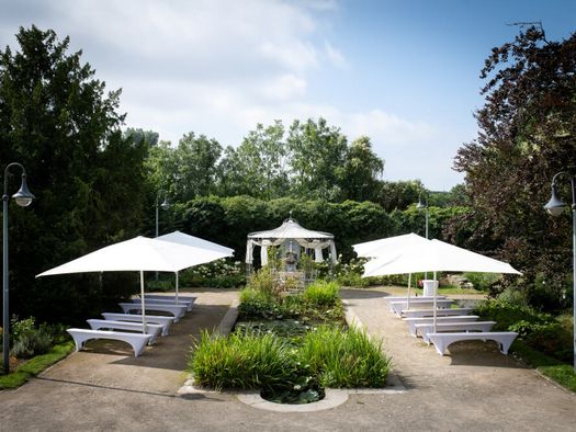 Bänke und Sonnenschirme für Ambiente-Trauungen im Sommer im Schlossgarten Styrum