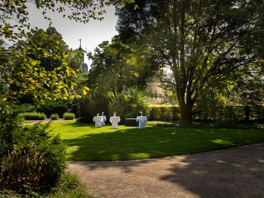 Stehtische für einen Sektempfang im Sommer im Schlossgarten Styrum