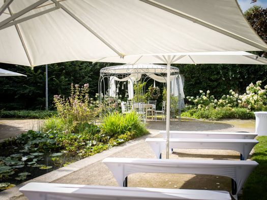 Bänke für eine Trauung im Sommer im Schlossgarten Styrum