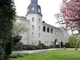 Haupteingang von Schloß Styrum im Frühling