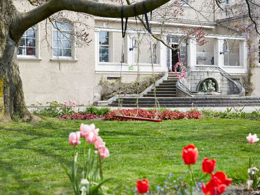 Rote Schaukel im Frühling im Schlossgarten Styrum