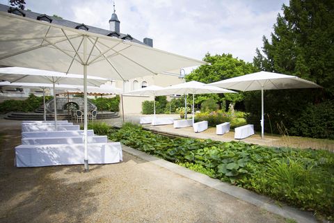 Bänke und Sonnenschirme für Trauungen im Schlossgarten Styrum