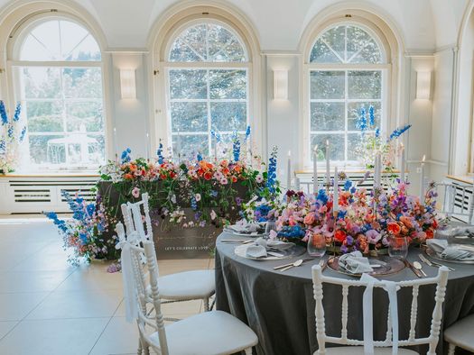 Tisch mit Blumendekoration im Kaminzimmer von Schloß Styrum